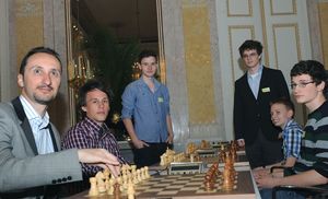 Österreichs Jungstars und Christoph Juhasz aus Ungarn mit Veselin Topalov